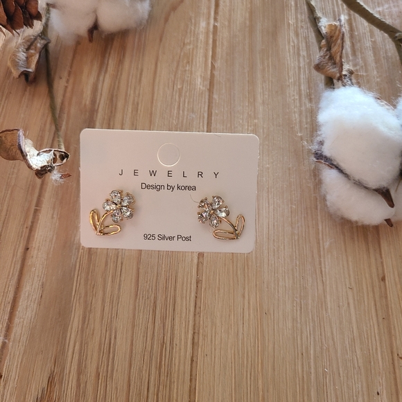 🌼🌼NEW🌼🌼Beautiful Flower Earrings with 925 Silver Posts - Picture 5 of 13